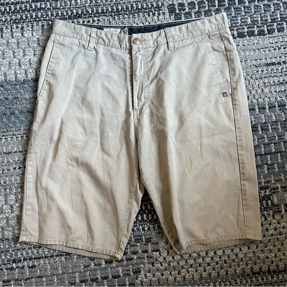 Men’s Volcom Flat Front Chino, Khaki Shorts in Tan, Waist Size 33